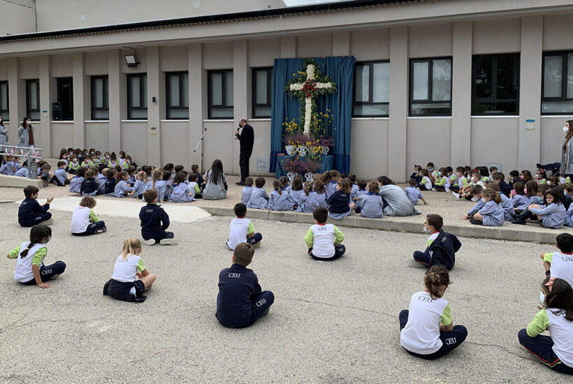 Bendición de la Cruz de Mayo en el CEU