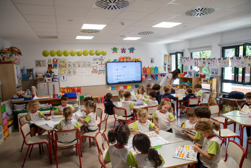Alumnos trabajando en el aula