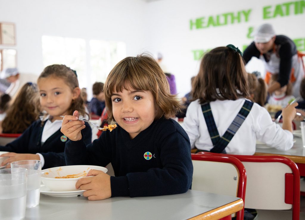 Niña comiendo en el comedor del Colegio CEU San Pablo MUrcia