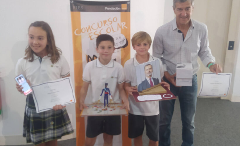 Victoria López, Álvaro García y David Chinchilla posando con su diploma
