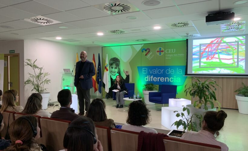 Richard Gerver en el escenario del salón de actos del Colegio CEU Murcia en su conferencia