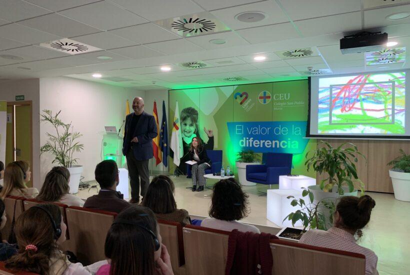 Richard Gerver en el escenario del salón de actos del Colegio CEU Murcia en su conferencia